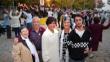 La Montserrat, en Sebastià, la Montserrat, la Maria Àngels i en Víctor, ahir a la ballada de Fires de Girona Foto:JOAN CASTRO