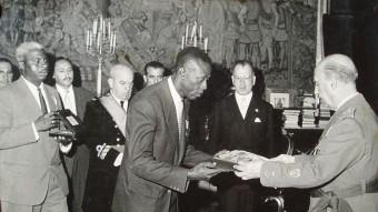 Ondo lliura les credencials de l'autonomia a Franco, el 1964 MANOLO PIZARRO