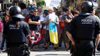 Antifeixistes barrant el pas el diumenge 16 a una manifestació de Hablamos Español contrària al sistema de immersió lingüística