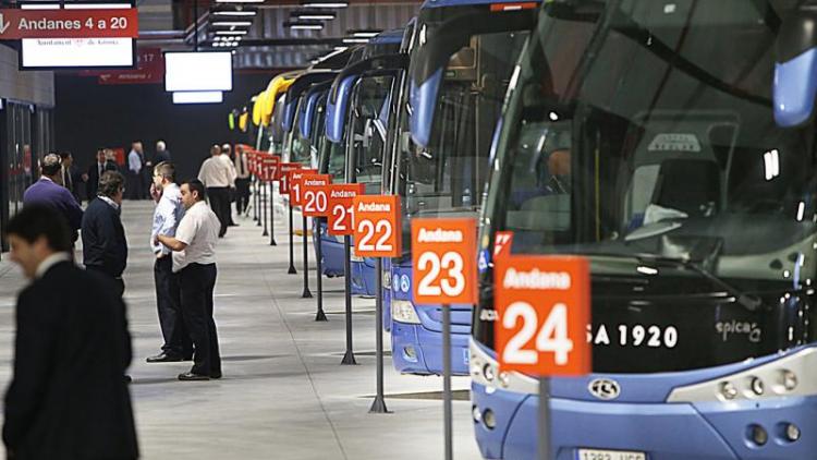 Autobusos, esperant la sortida a les andanes de l’estació de Girona.