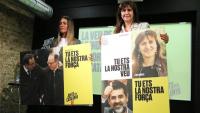 Míriam Nogueras i Laura Borràs presentant ahir els cartells electorals de JxCat